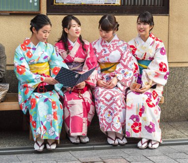 Kyoto, Japonya - 7 Kasım 2017: Bir grup kızı bir bankta bir kimono Sit. Metin için yer kopyalayın.  