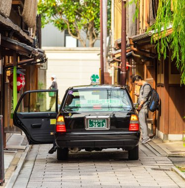 Kyoto, Japonya - 7 Kasım 2017: Toyota otomobil caddenin üzerinde. Metin için yer kopyalayın. 