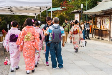 Kyoto, Japonya - 7 Kasım 2017: Yerel piyasada bir kimono kız grubudur. Metin için yer kopyalayın.  