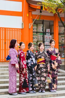 Kyoto, Japonya - 7 Kasım 2017: Kimono kız bir grup-fotoğrafı merdivenlerde. Dikey.
