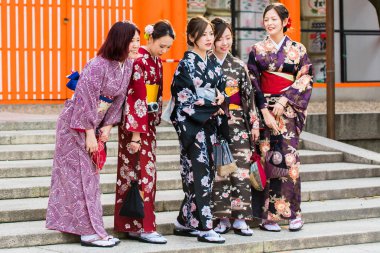 Kyoto, Japonya - 7 Kasım 2017: Kimono kız bir grup-fotoğrafı merdivenlerde. Metin için yer kopyalayın.