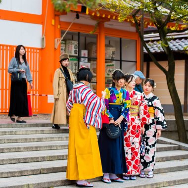 Kyoto, Japonya - 7 Kasım 2017: Kimono kız bir grup-fotoğrafı merdivenlerde. Metin için yer kopyalayın.  