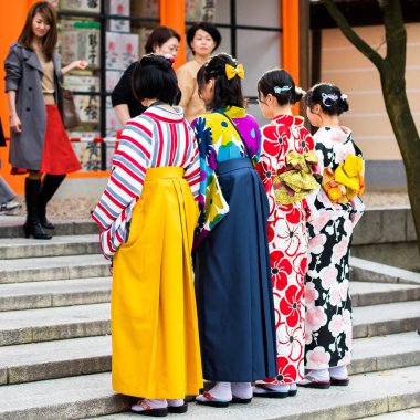 Kyoto, Japonya - 7 Kasım 2017: Kimono kız bir grup-fotoğrafı merdivenlerde. Metin için yer kopyalayın.  