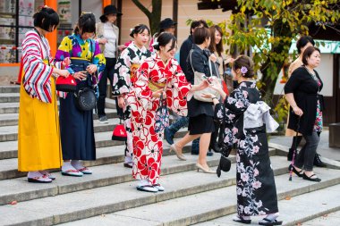 Kyoto, Japonya - 7 Kasım 2017: Kimono kız bir grup-fotoğrafı merdivenlerde. Metin için yer kopyalayın.  