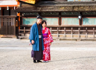 Kyoto, Japonya - 7 Kasım 2017: Sevgi dolu birkaç kasaba Meydanı'nda bir kimono. Metin için yer kopyalayın.  