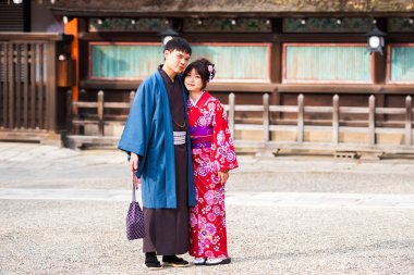 Kyoto, Japonya - 7 Kasım 2017: Sevgi dolu birkaç kasaba Meydanı'nda bir kimono. Metin için yer kopyalayın.  