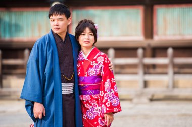 Kyoto, Japonya - 7 Kasım 2017: Sevgi dolu birkaç kasaba Meydanı'nda bir kimono. Metin için yer kopyalayın.  