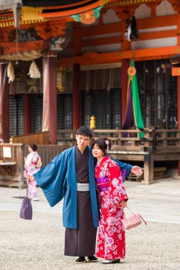 Kyoto, Japonya - 7 Kasım 2017: Sevgi dolu birkaç kasaba Meydanı'nda bir kimono. Dikey. Metin için yer kopyalayın.  
