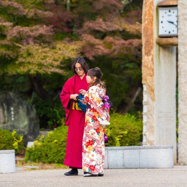 Kyoto, Japonya - 7 Kasım 2017: Bir kaç bir kimono içinde şehir parkta yürüyor. Metin için yer kopyalayın.
