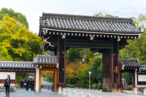 Kyoto, Japan - 7. November 2017: Blick auf die Tore zum Stadtpark. Kopierraum für Text. — Stockfoto