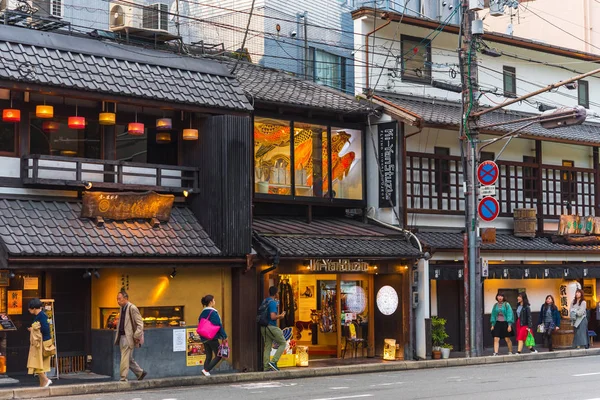 KYOTO, JAPÓN - 7 DE NOVIEMBRE DE 2017: Vista de las tiendas en la calle de la ciudad. Copiar espacio para texto . — Foto de Stock
