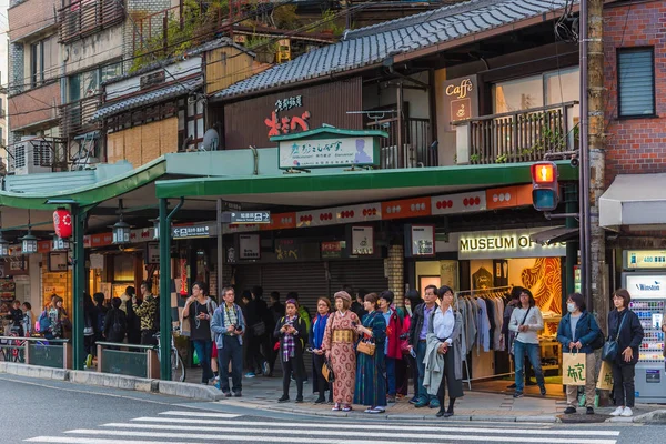 KYOTO, JAPÓN - 7 DE NOVIEMBRE DE 2017: Vista de las tiendas en la calle de la ciudad. Copiar espacio para texto . — Foto de Stock