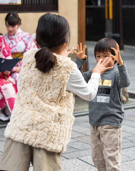 KYOTO, JAPÓN - 7 DE NOVIEMBRE DE 2017: Los niños juegan en la calle de la ciudad. Primer plano . —  Fotos de Stock
