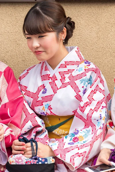 日本京都-2017年11月7日: 一个日本女孩的肖像在一条和服在城市街道上。垂直。特写. — 图库照片