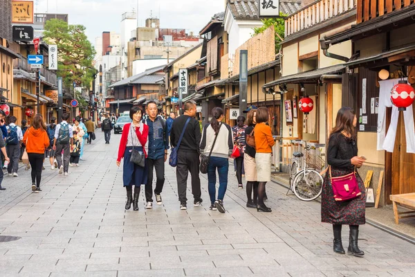 KYOTO, JAPÓN - 7 DE NOVIEMBRE DE 2017: Grupos de personas en una calle de la ciudad. Copiar espacio para texto . — Foto de Stock