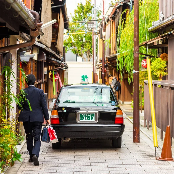 Kjóto, Japonsko - 7 listopadu 2017: Toyota auto na ulici. Kopírovat prostor pro text. — Stock fotografie