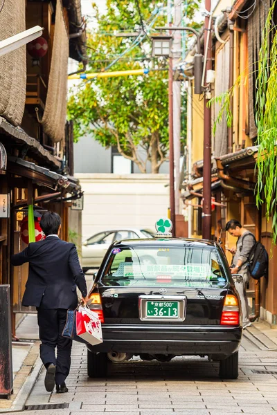 КЁТО, Япония - 7 ноября 2017 года: Toyota car on city street. Копировать место для текста. Вертикаль . — стоковое фото