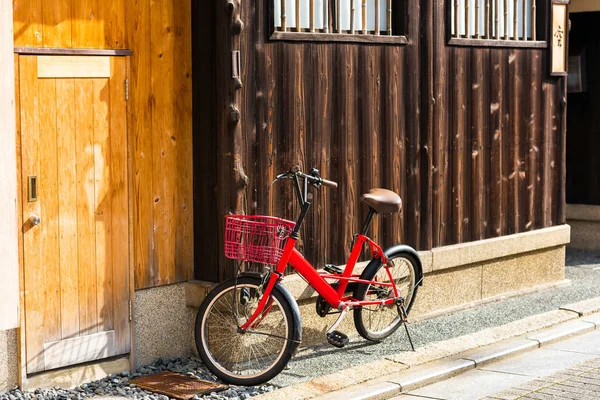 Red bicycle on city street in Kyoto, Japan. Copy space for text. — Stock Photo, Image