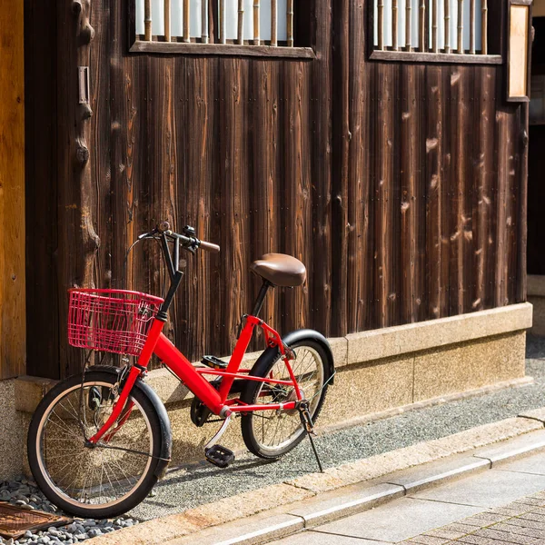 Red bicycle on city street in Kyoto, Japan. Copy space for text. — Stock Photo, Image