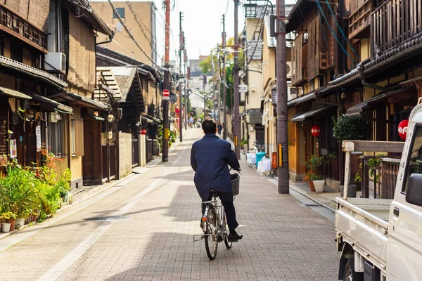 KYOTO, JAPAN - NOVEMBER 7, 2017: Cyclist on a city street. Copy space for text. — Stock Photo, Image