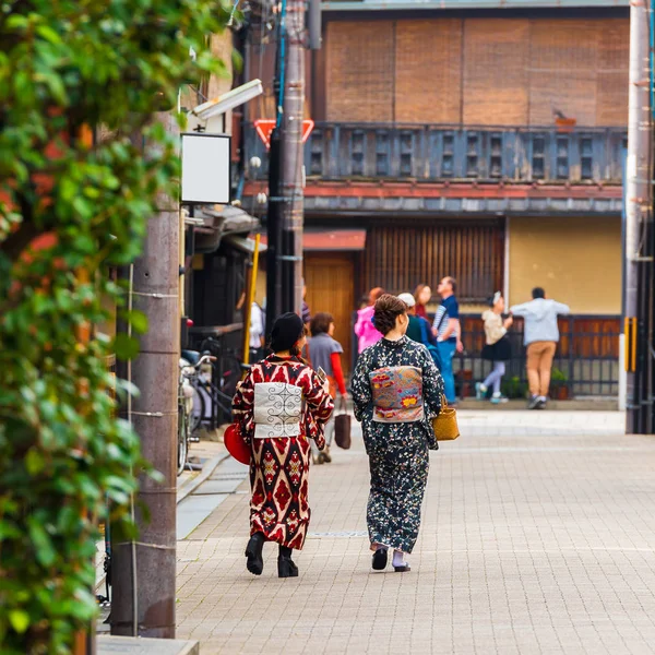 Két japán nő a kimonó, a város egy utcáján, Kyoto, Japán. Vissza a véleményt. Hely, a szöveg másolása. — Stock Fotó