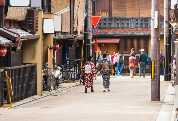 KYOTO, JAPÓN - 7 DE NOVIEMBRE DE 2017: Dos mujeres japonesas en kimono en una calle de la ciudad. Vista trasera. Copiar espacio para texto . — Foto de Stock