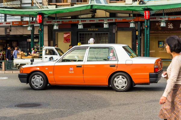 Kyoto, Japán - 2017. November 7.: Narancs taxival a város utcában. Hely, a szöveg másolása. — Stock Fotó