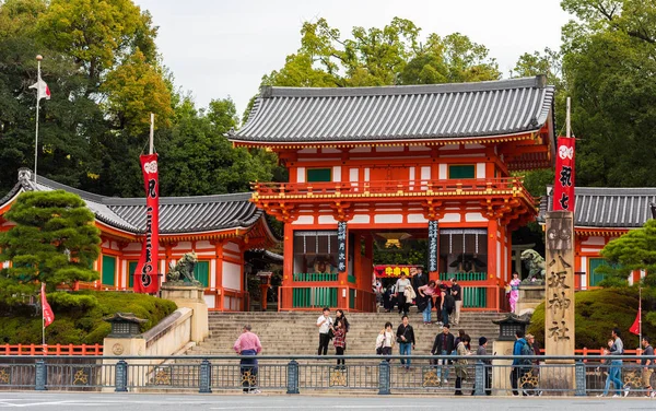 Kyoto, Japan - 7. November 2017: Blick auf den japanischen Tempel und eine Menge Touristen. Kopierraum für Text. — Stockfoto