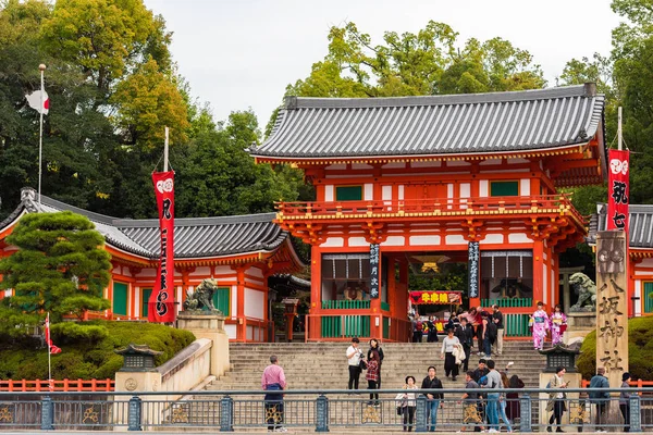 KYOTO, GIAPPONE - 7 NOVEMBRE 2017: Vista del tempio giapponese e di una folla di turisti. Copia spazio per testo . — Foto Stock