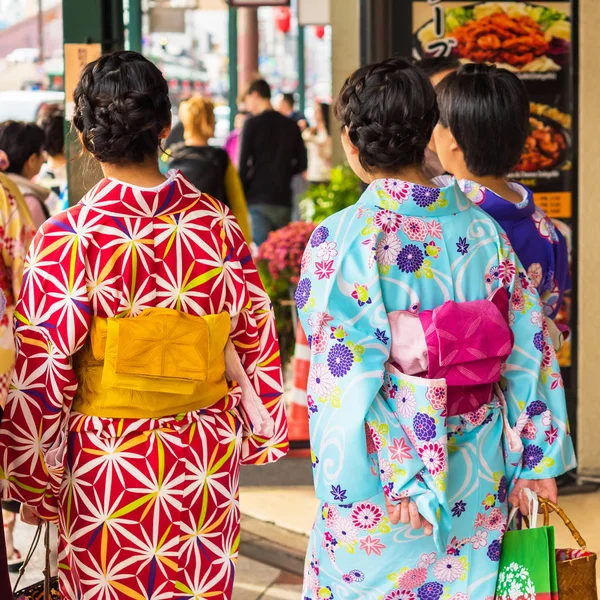 在日本京都的一条城市街道上, 两个女孩身穿和服。特写. — 图库照片