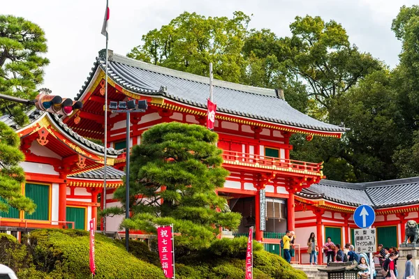 Kyoto, Japan - 7. November 2017: Blick auf den japanischen Tempel und eine Menge Touristen. — Stockfoto