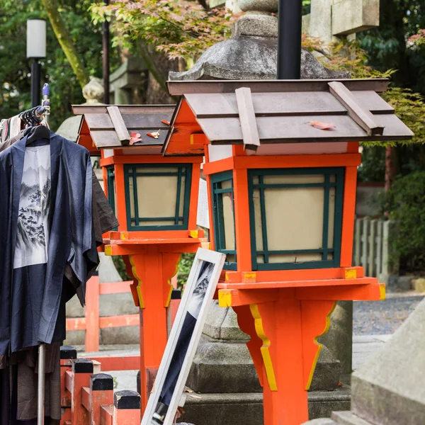 Işıklar görünümünü. Bir kimono bir semt Kyoto, Japonya'nın cadde üzerinde satışı. Yakın çekim. — Stok fotoğraf