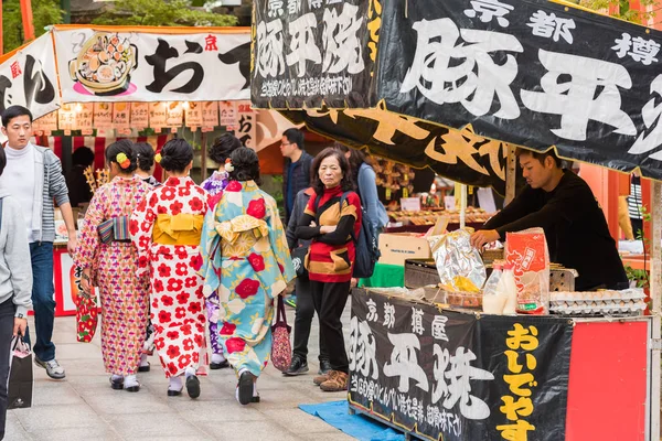 京都市、日本 - 2017 年 11 月 7 日: ローカル市場で着物姿の女の子のグループ。コピーのテキストのための領域. — ストック写真