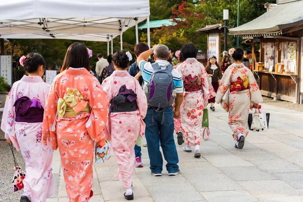 Kyoto, Japonya - 7 Kasım 2017: Yerel piyasada bir kimono kız grubudur. Metin için yer kopyalayın. — Stok fotoğraf