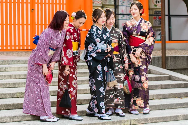 日本京都-2017年11月7日: 一群身穿和服的女孩在台阶上拍照。复制文本空间. — 图库照片