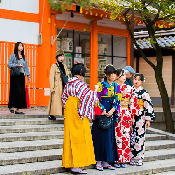 KYOTO, JAPON - 7 NOVEMBRE 2017 : Un groupe de filles en kimono sont photographiées sur les marches. Espace de copie pour le texte . — Photo