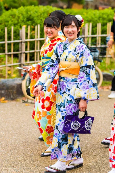 Kyoto, Japan - 7. November 2017: Gruppe von Mädchen in einem Kimono auf einer Straße der Stadt. Nahaufnahme. vertikal. — Stockfoto