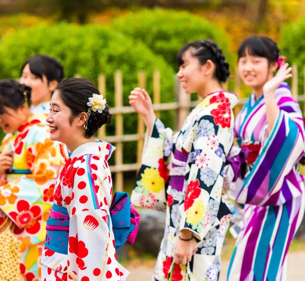 Kyoto, Japonia - 7 listopada 2017: Grupa dziewcząt w kimono na danej ulicy miasta. Szczelnie-do góry. — Zdjęcie stockowe