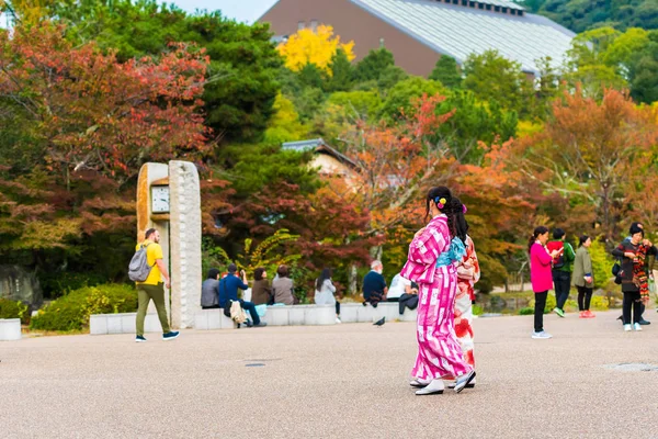 Kyoto, Japán - 2017. November 7.: Két lány egy kimonó, a város egy utcáján. Hely, a szöveg másolása. — Stock Fotó