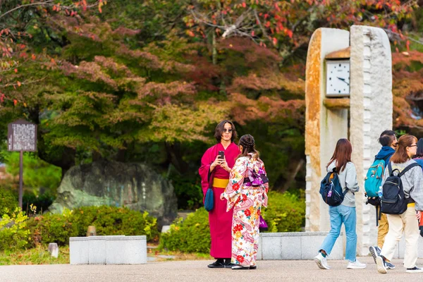 KYOTO, GIAPPONE - 7 NOVEMBRE 2017: Una coppia in kimono cammina nel parco cittadino. Copia spazio per testo . — Foto Stock