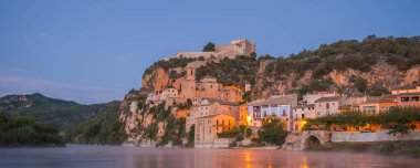 Gündoğumu Miravet, Akdeniz kasabası, Tarragona. İspanya