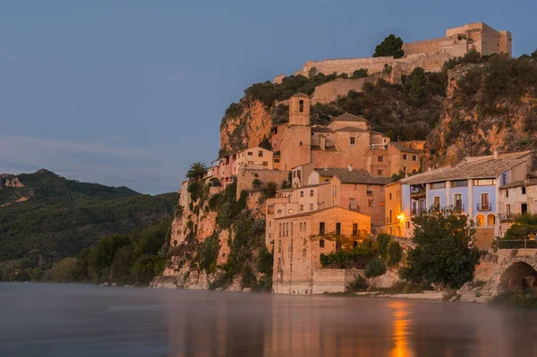 Soluppgång vid Miravet, Medelhavsstaden, Tarragona. Spanien — Stockfoto