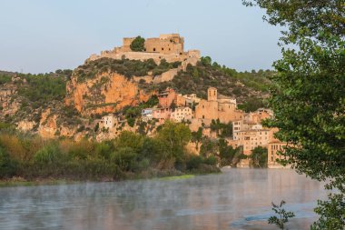 Gündoğumu Miravet, Akdeniz kasabası, Tarragona. İspanya