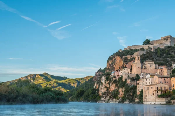 Soluppgång vid Miravet, Medelhavsstaden, Tarragona. Spanien — Stockfoto