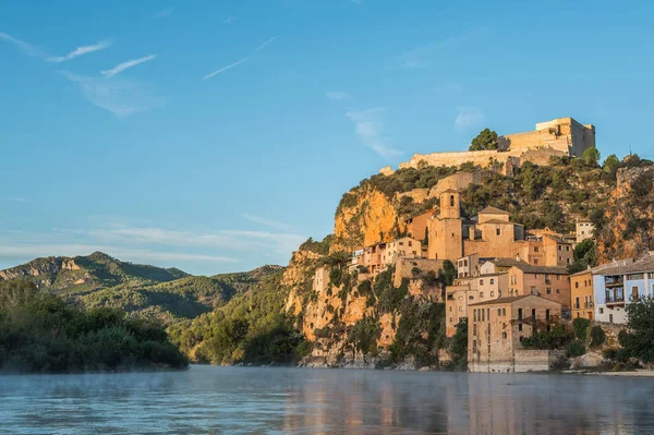 Gündoğumu Miravet, Akdeniz kasabası, Tarragona. İspanya — Stok fotoğraf