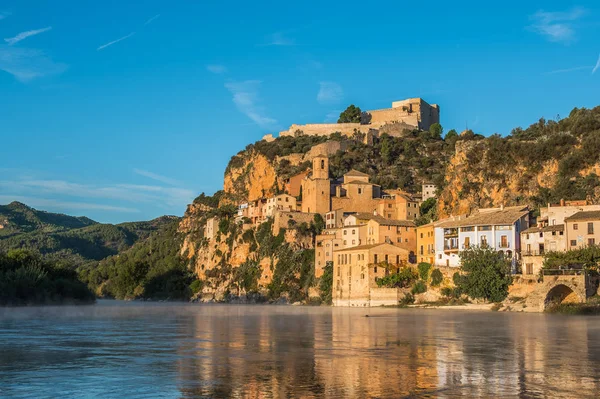 Gündoğumu Miravet, Akdeniz kasabası, Tarragona. İspanya — Stok fotoğraf