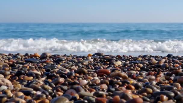 Ola de mar rompiendo en la costa en las rocas — Vídeos de Stock