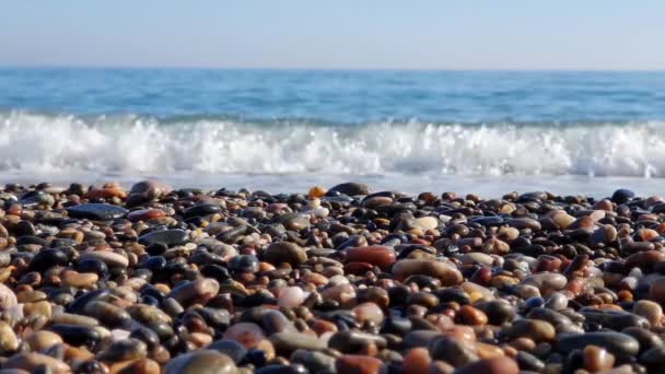 Zeegolf breken op de kust bij de rotsen — Stockvideo