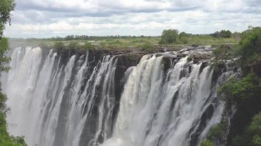 Victoria Şelalesi, Zambiya Zimbabwe 'de. Mavi gökyüzü ve beyaz bulutlarla dolu.