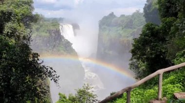 Victoria Şelalesi, Zambiya Zimbabwe 'de. Mavi gökyüzü ve beyaz bulutlarla dolu.